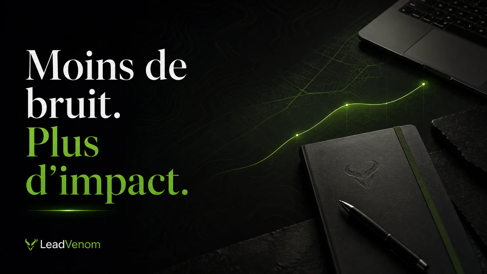 Carnet LeadVenom, stylo et ordinateur devant une courbe de progression